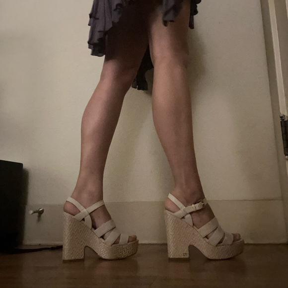 Liora Platform Sandals - Picture 3 of 8